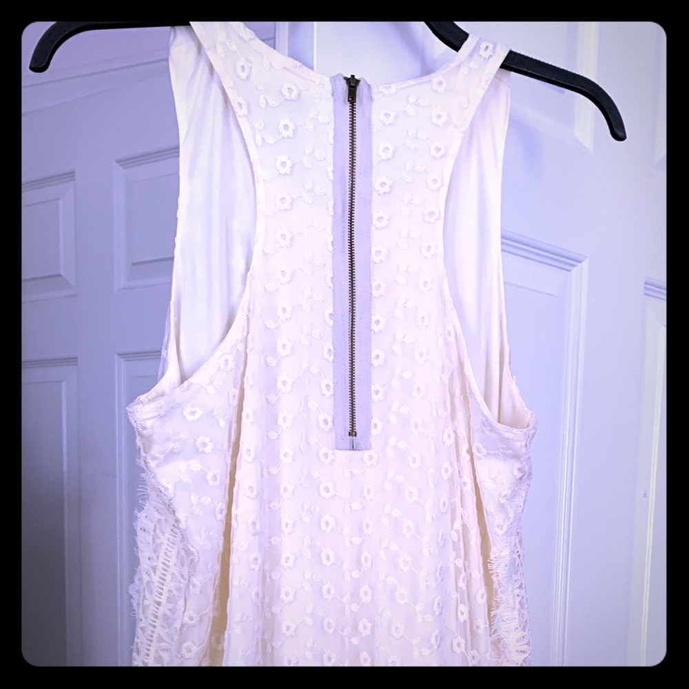 Sleeveless lace dress